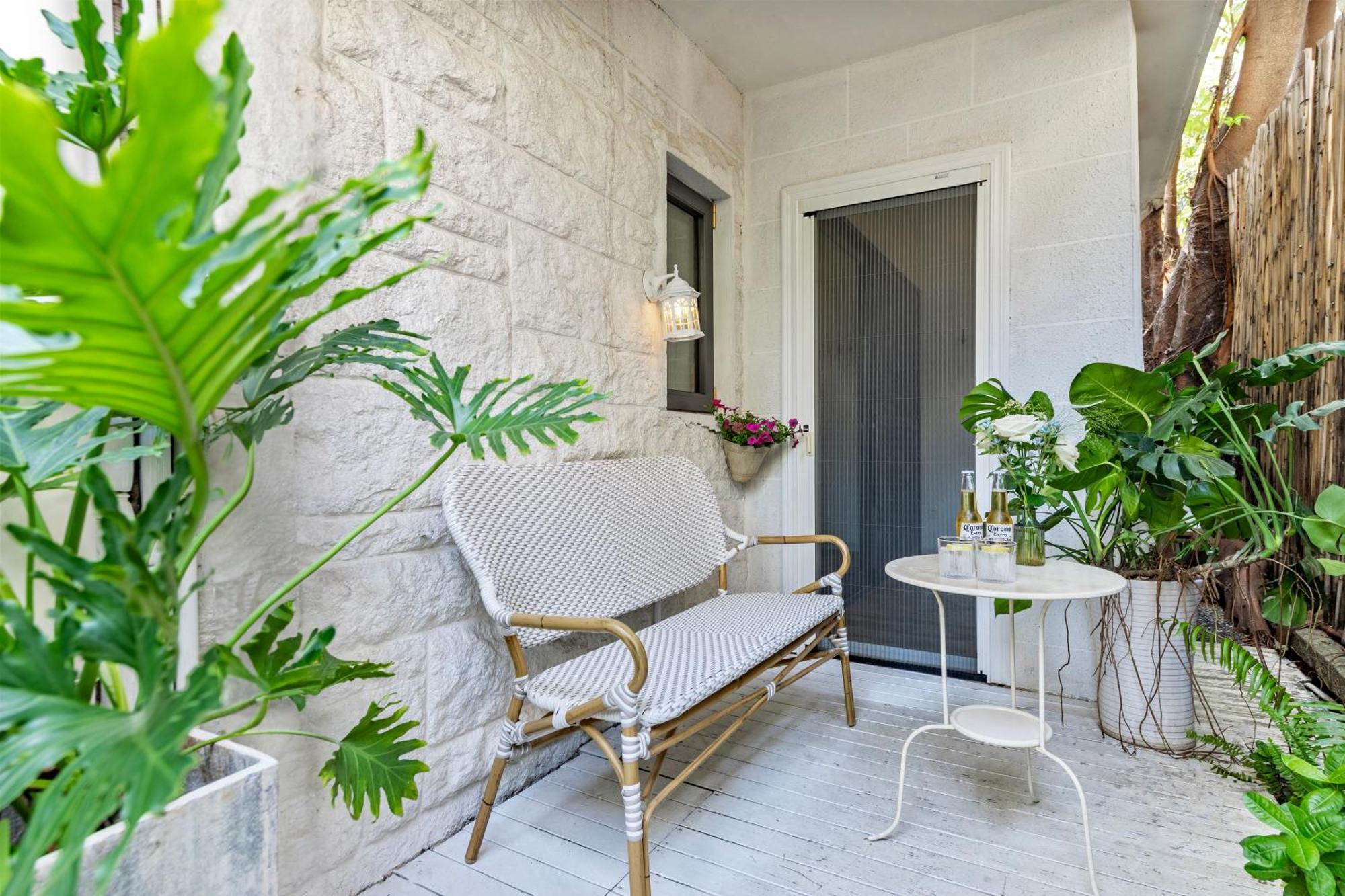 Shenzhen No'6 Garden Villa --French Window With Garden View,Close To Sea World &Shekou Ferry Port &K11 Ecoast &Subway Nearby ,Offer Western Food And Coffee &English Speaking With Tour Services Екстериор снимка